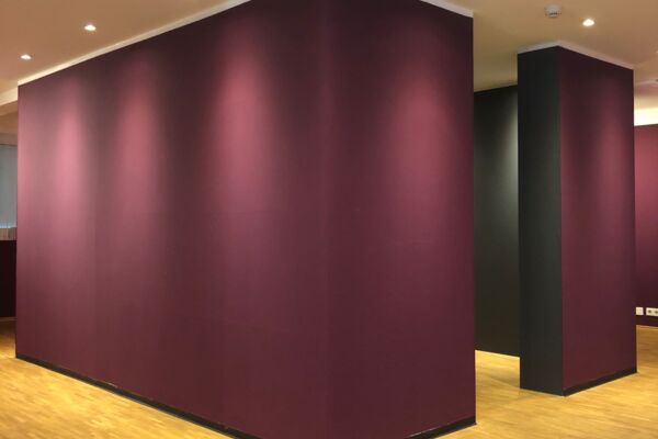 Ausstellungsraum mit roten leeren Wänden Link führt zu den vergangenen Sonderausstellungen