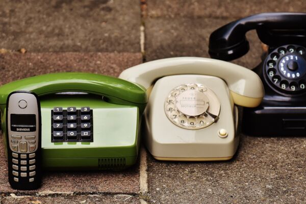 Drei Telefone und ein Handy, Link führt zu Kontakt